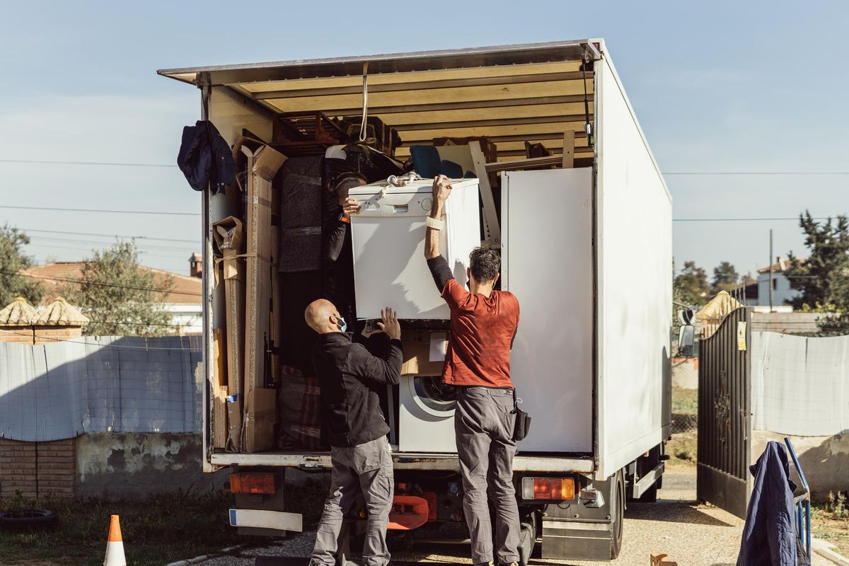 Squadra di sgomberi carica un furgone a Genova